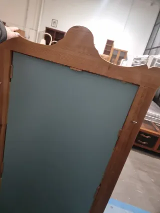 Espejo de madera con marco tallado