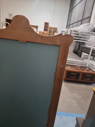 Espejo de madera con marco tallado