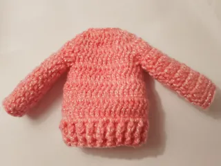 Ropa  para Barbie: Cárdigan rosa con botones.