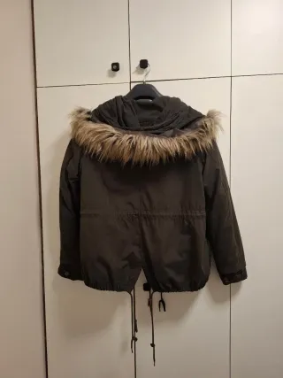 Parka Zara verde con borreguito