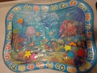Colchoneta de agua infantil con animales marinos
