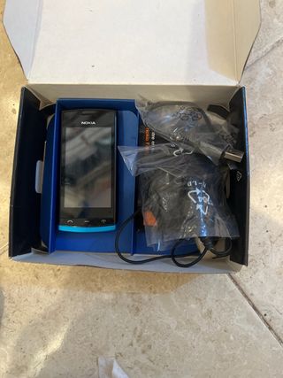 Nokia 500 con 2 fundas y 2 cargadores