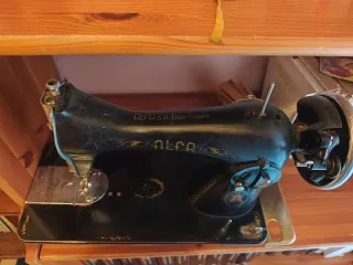 Máquina de coser Alfa antigua