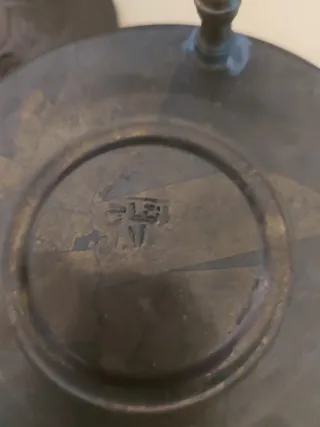 Plato de metal con sello