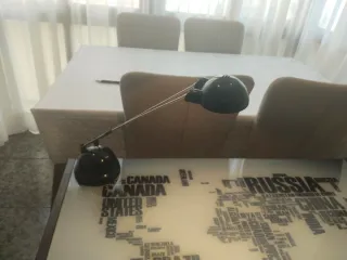 Escritorio cristal y metal con lámpara