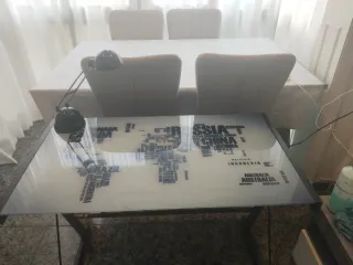 Escritorio cristal y metal con lámpara