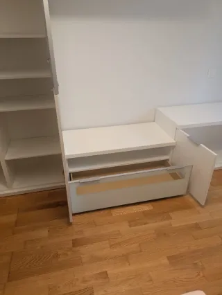 Conjunto de armarios modernos blancos con cristal