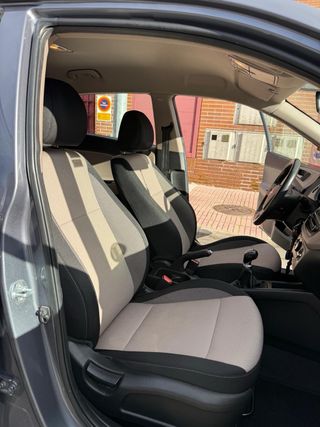 🚗 Hyundai i20 gris oscuro – 36.254 km – Pegatina C