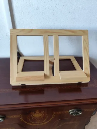 Atril de madera plegable para mesa.