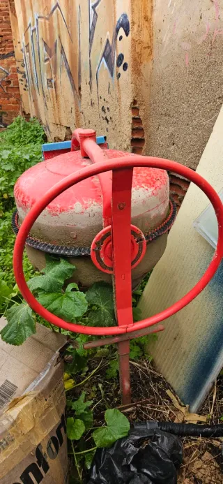 Hormigonera roja y lote de herramientas