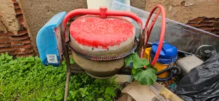 Hormigonera roja y lote de herramientas