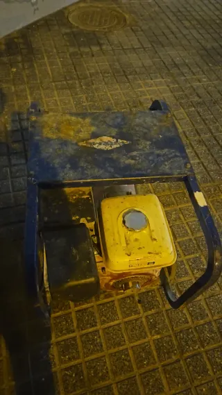 Hormigonera roja y lote de herramientas