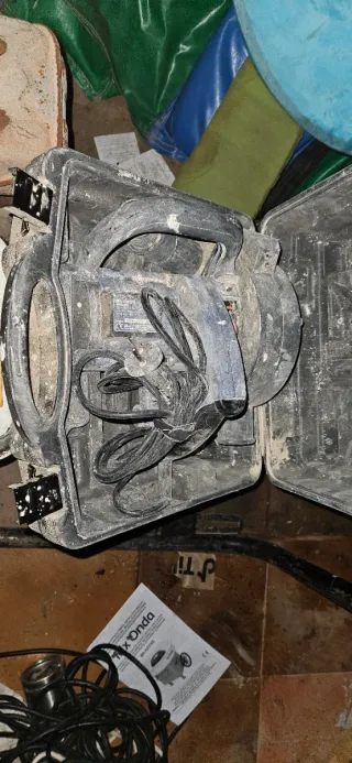 Hormigonera roja y lote de herramientas