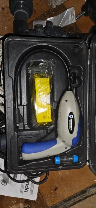 Hormigonera roja y lote de herramientas