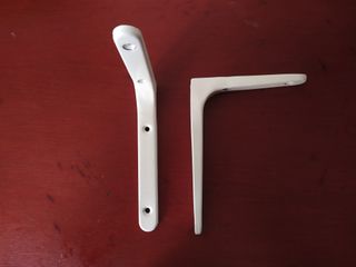 escuadra blanca de metal