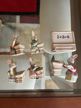 Set Siete Figuras Porcelana Conejos Escolares