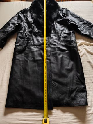 Abrigo de piel negro con cuello de pelo