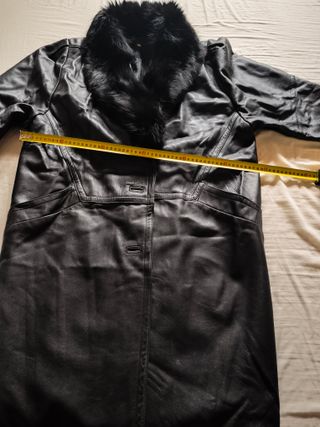 Abrigo de piel negro con cuello de pelo