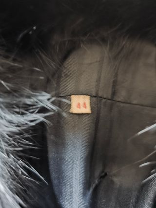 Abrigo de piel negro con cuello de pelo