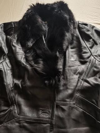 Abrigo de piel negro con cuello de pelo