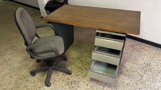 Escritorio madera y silla oficina con 4 cajones