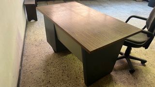 Escritorio madera y silla oficina con 4 cajones