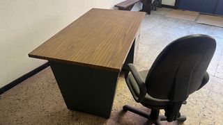 Escritorio madera y silla oficina con 4 cajones