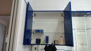 Mobile bagno blu e bianco