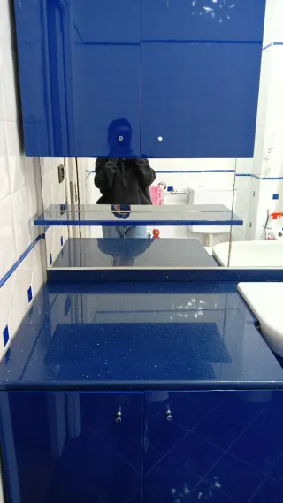 Mobile bagno blu e bianco