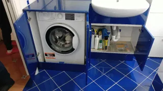 Mobile bagno blu e bianco