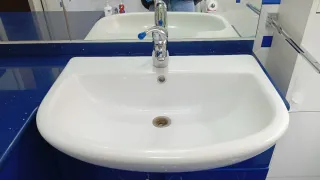 Mobile bagno blu e bianco