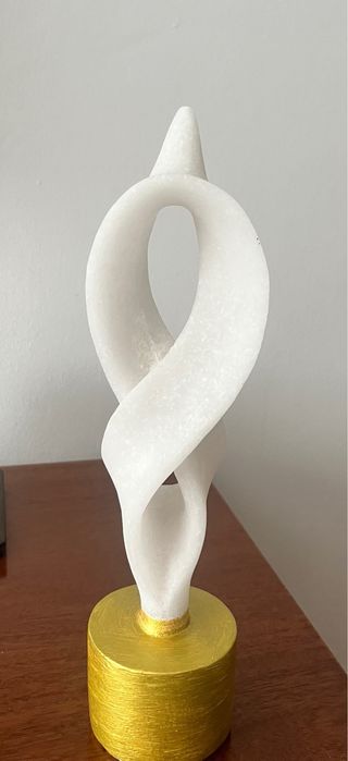 Escultura de mármol con base dorada