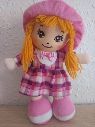 Muñeca de trapo con vestido a cuadros
