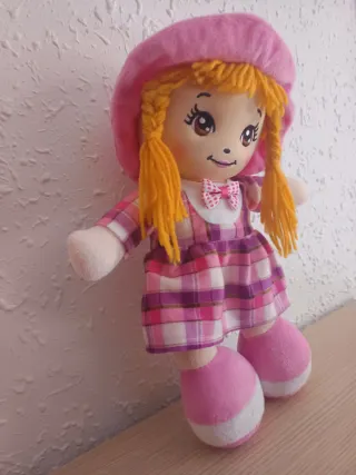 Muñeca de trapo con vestido a cuadros