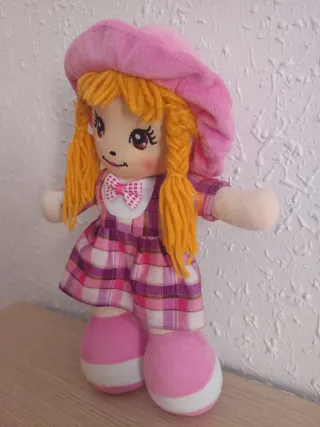 Muñeca de trapo con vestido a cuadros