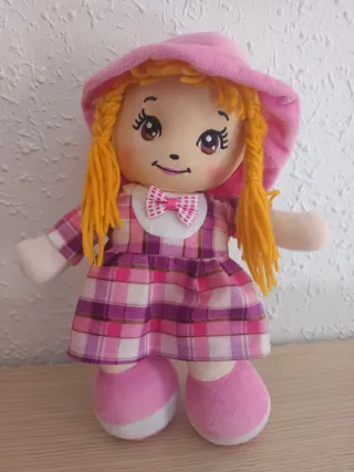 Muñeca de trapo con vestido a cuadros