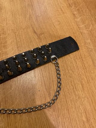 Cinturón de pinchos con cadenas