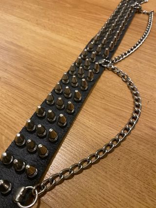 Cinturón de pinchos con cadenas