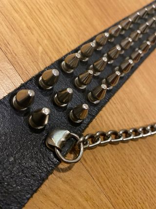 Cinturón de pinchos con cadenas