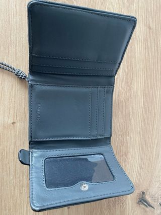 Cartera Parfois gris con letras