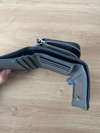 Cartera Parfois gris con letras