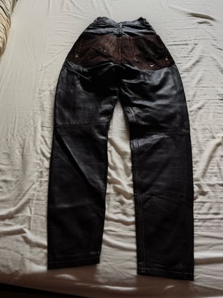Pantalón de piel negro