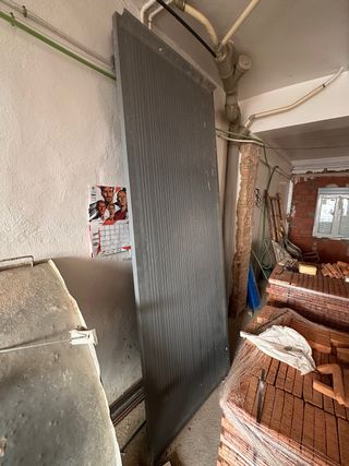 Puerta metálica gris