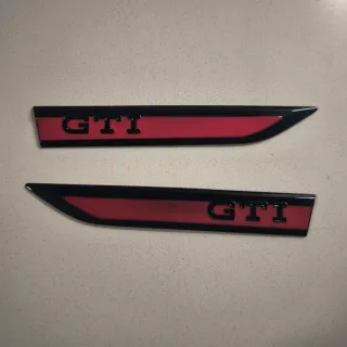 Emblema Lateral GTI Negro Rojo