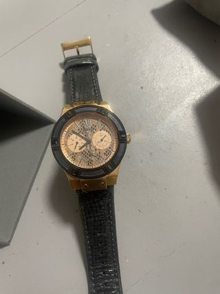 Reloj Guess Dorado y Negro