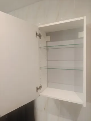 Armario auxiliar pared baño blanco