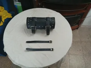 Bolsa delantera moto cuero tachuelas