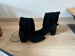 Botas negras con tachuelas