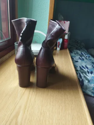 Botines de tacón color burdeos