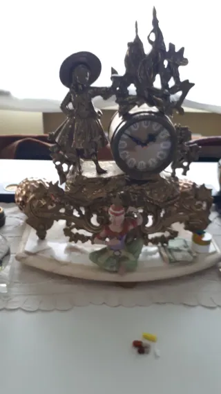 Figura de bronce y mármol de mesa